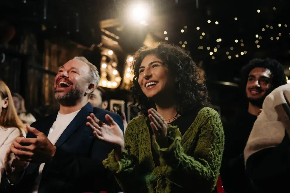 Foto de gente en un teatro.