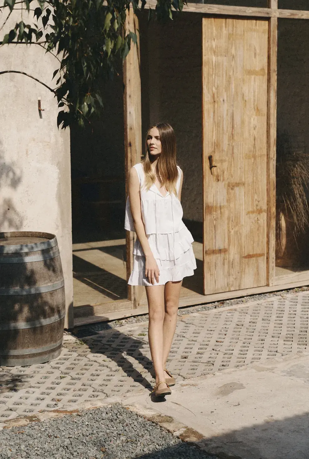 Foto de una modelo mujer usando ropa romántica de Flores.