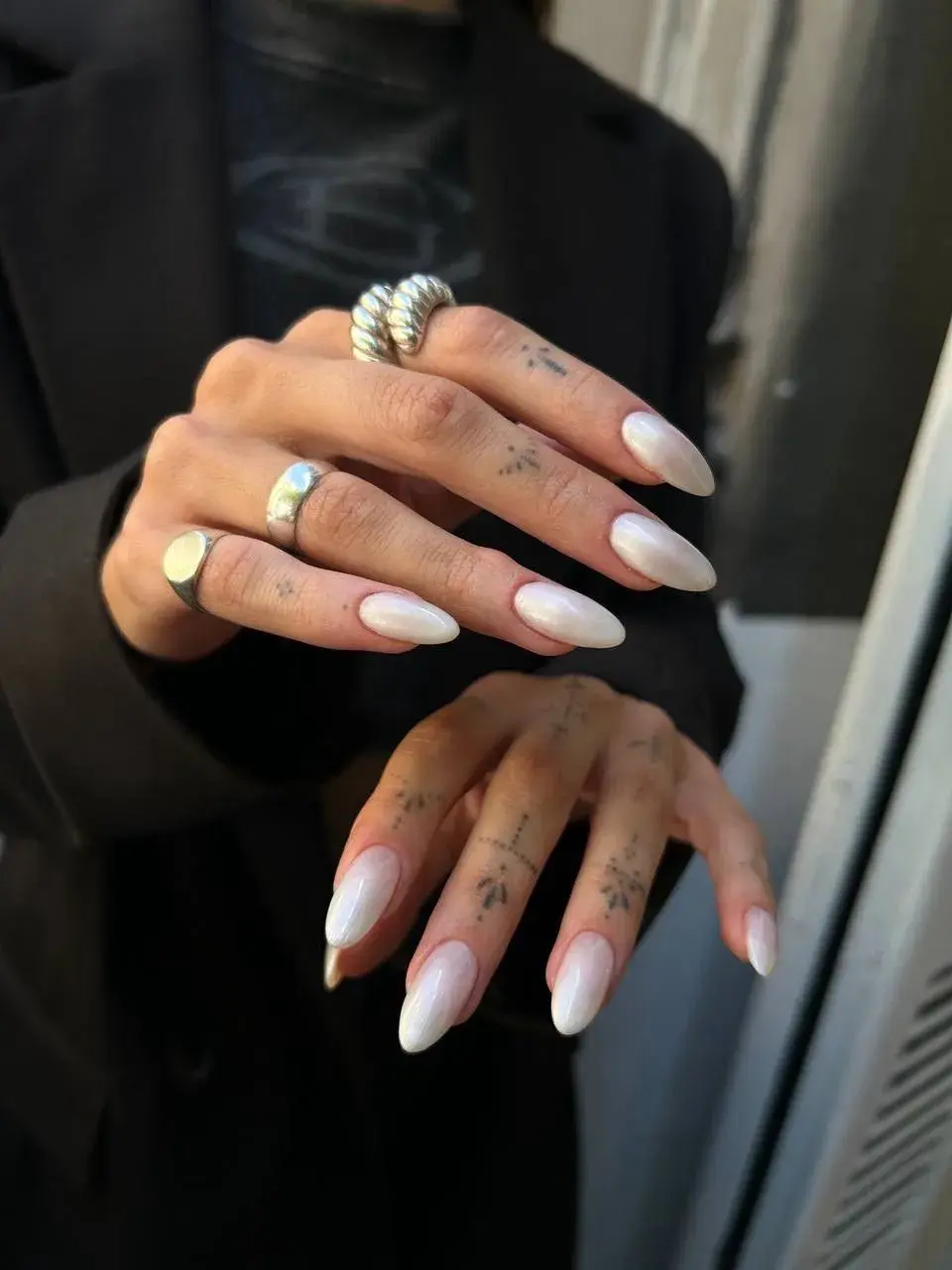 Foto de una mano de mujer con manicura tendencia de verano. 