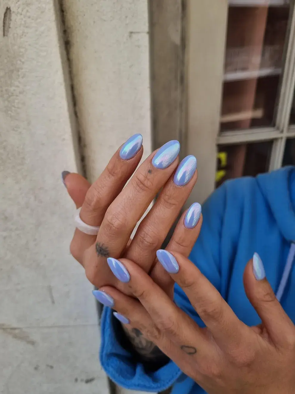 Foto de una mano de mujer con manicura tendencia de verano. 