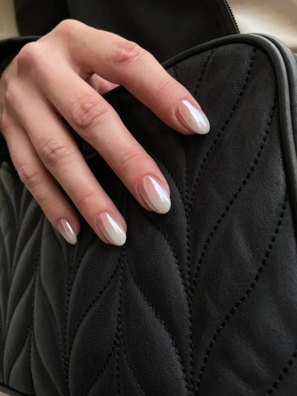 Foto de una mano de mujer con manicura tendencia de verano. 