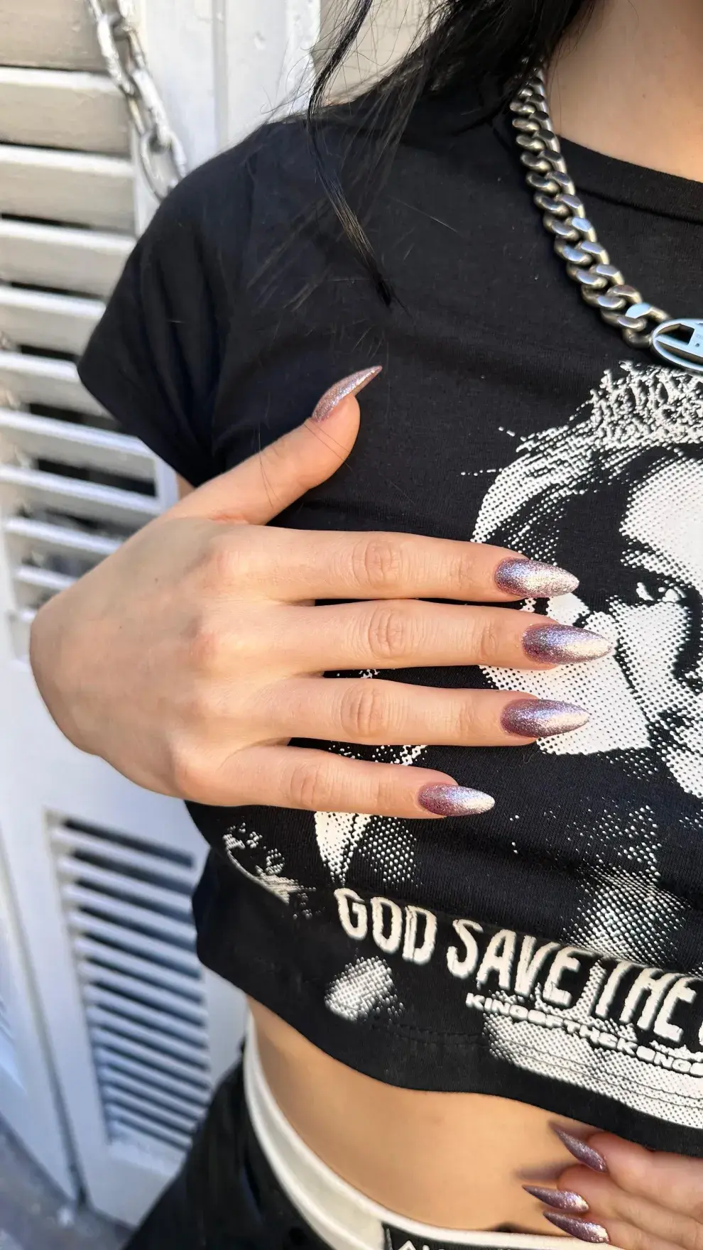 Foto de una mano de mujer con manicura tendencia de verano. 