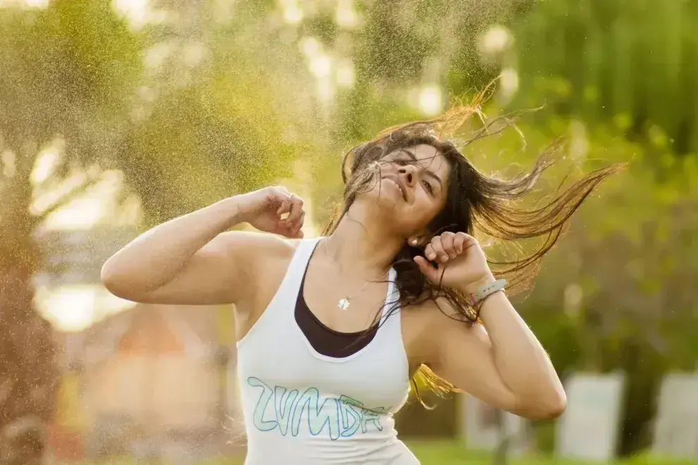 Una mujer bailando al aire libre