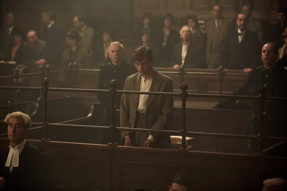 Foto de Billy Howle en la miniserie Witness for the Prosecution.