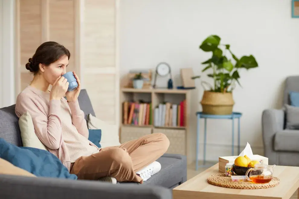 mujer descansa en casa