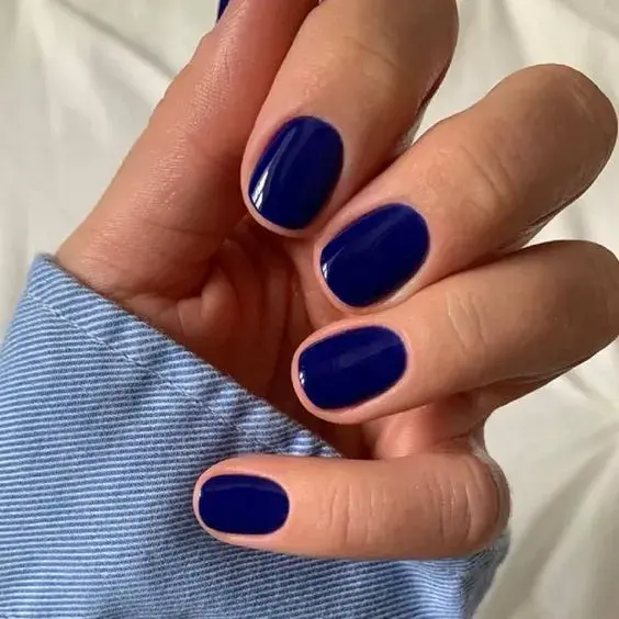 uñas en color azul oscuro