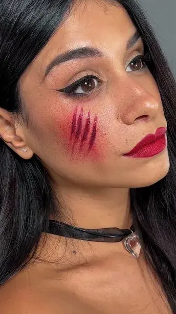 una mujer con maquillaje de halloween