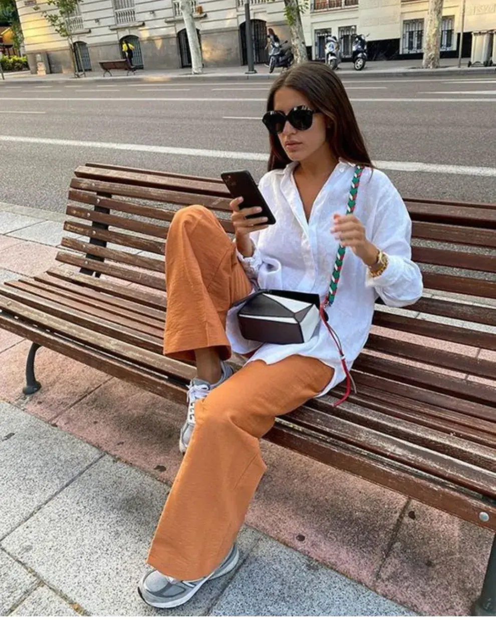 Foto de una mujer en la calle usando camisa blanca.