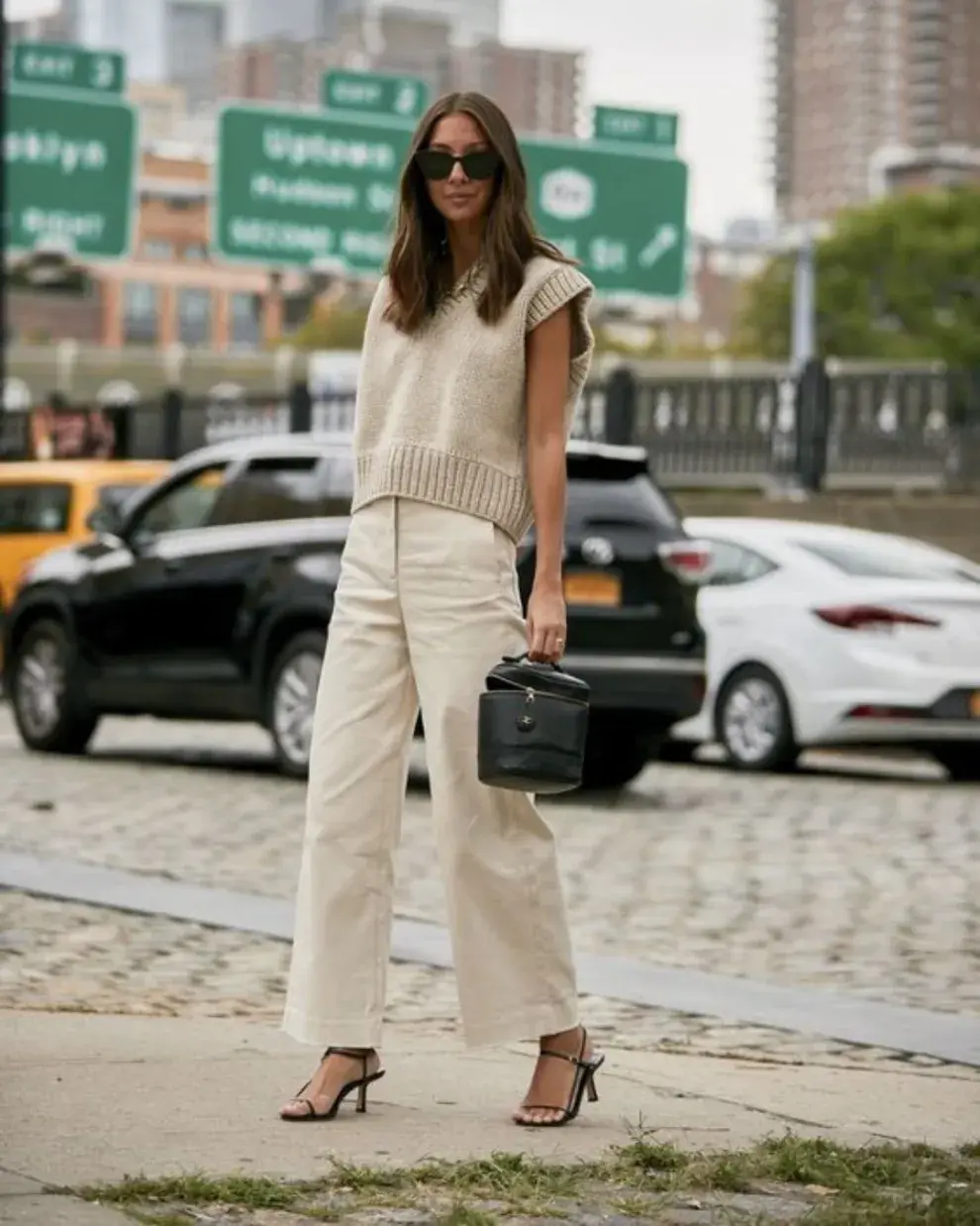 Una mujer en la calle usando un outfit de oficina para el verano.