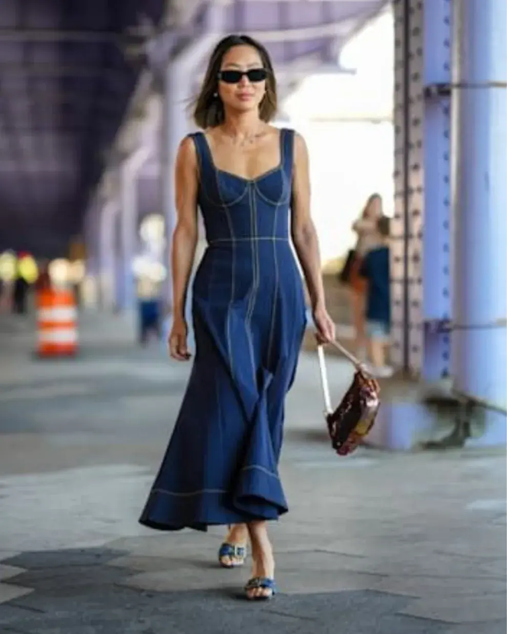 Una mujer en la calle usando un outfit de oficina para el verano.