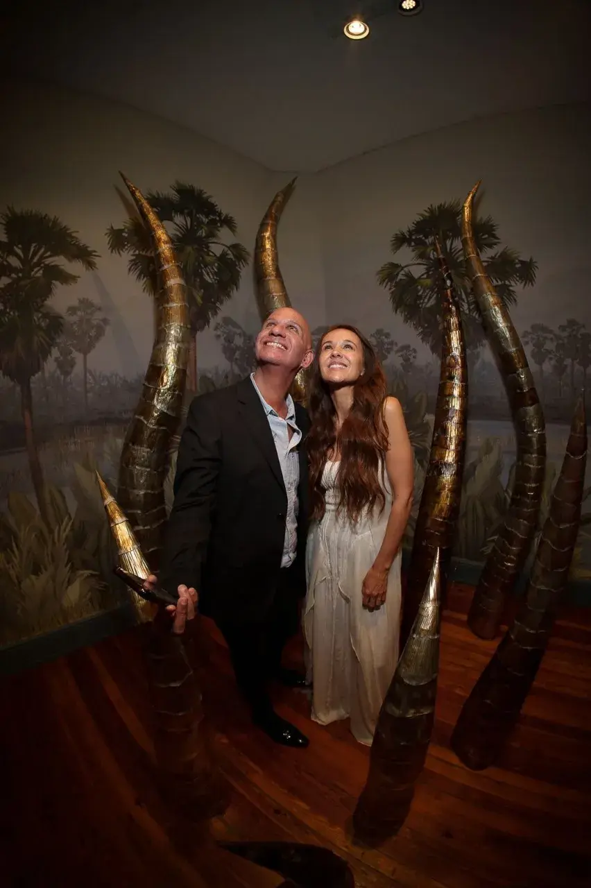 Babilonia. El fotógrafo Gabriel Machado y la diseñadora Sofía Willemoës en el universo Babilonia, con la escultura de Celina Saubidet.