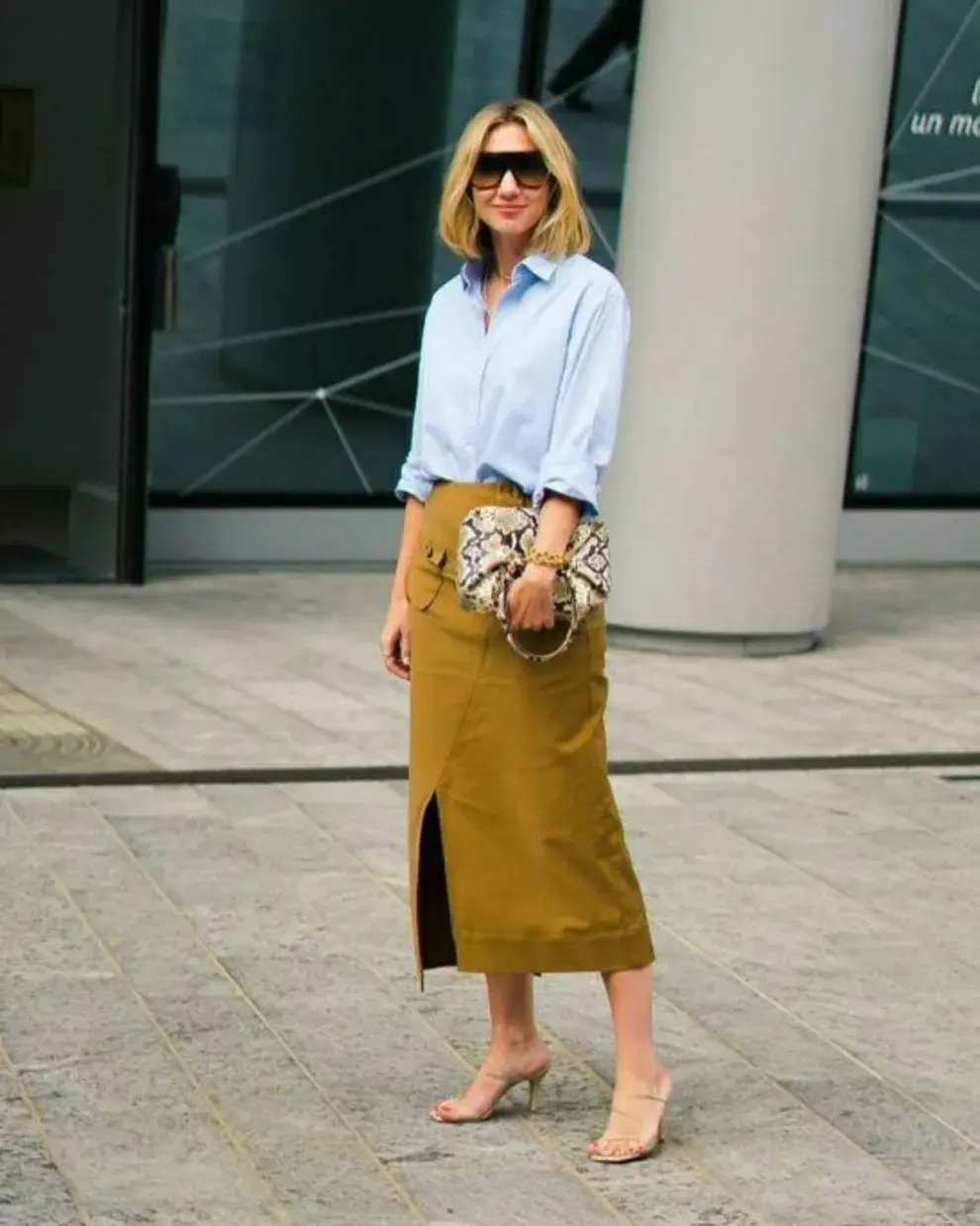 Una mujer en la calle usando un outfit de oficina para el verano.