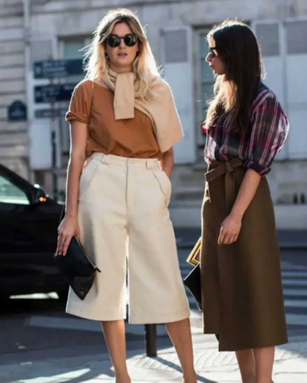 Una mujer en la calle usando un outfit de oficina para el verano.