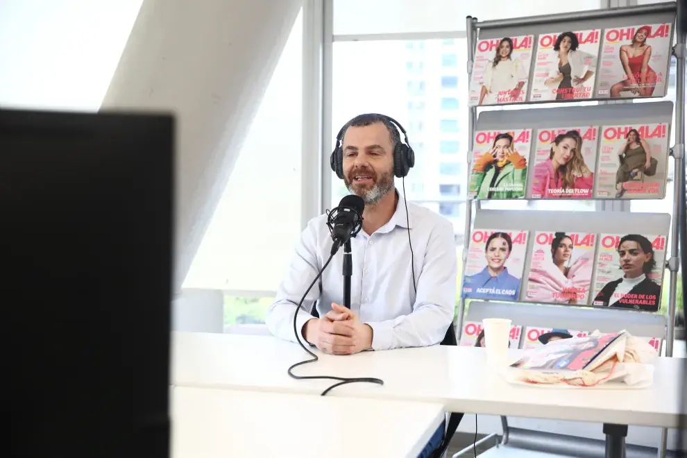 Dr. Facundo Pereyra hablando por micrófono en el streaming de OHLALÁ