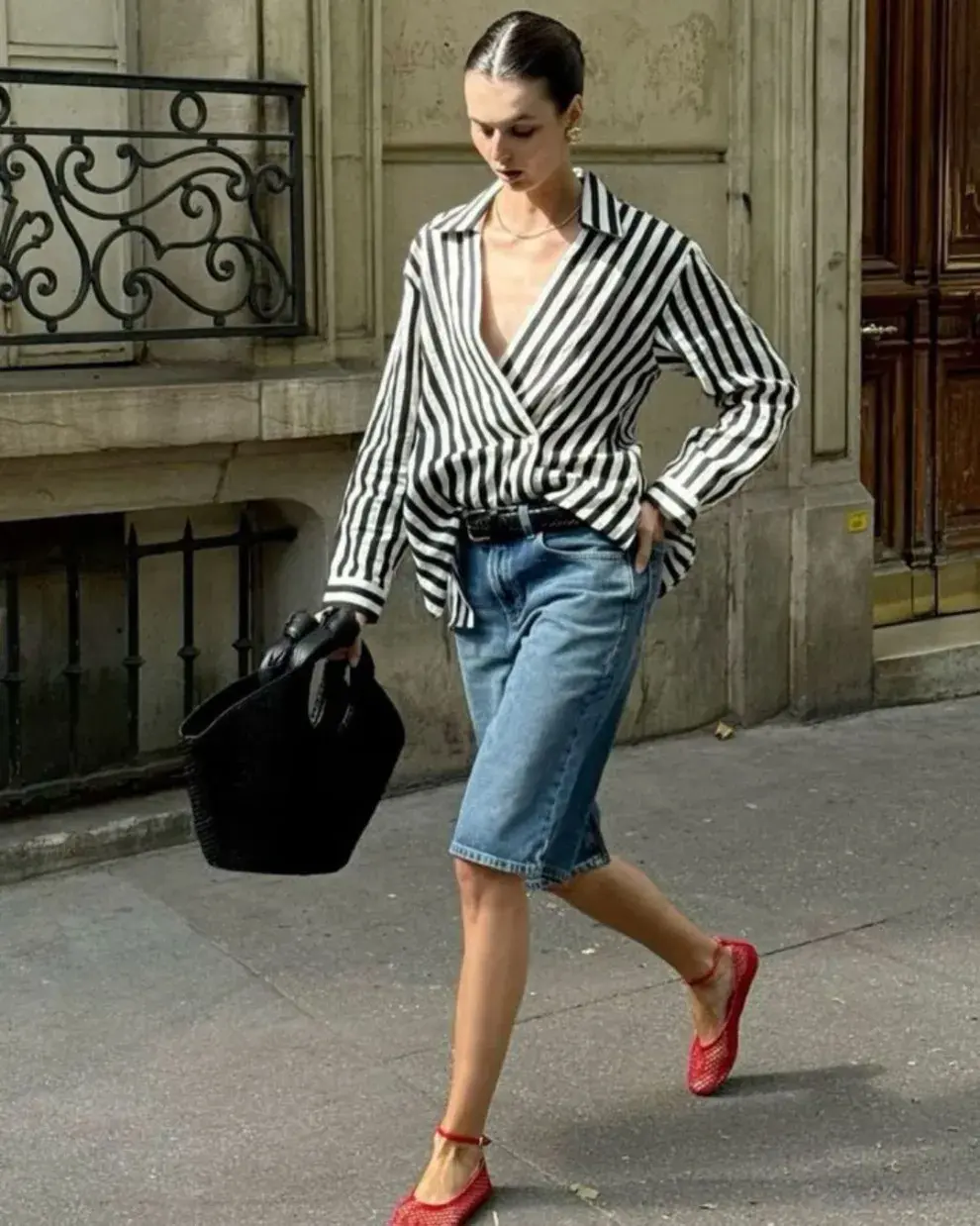 Una mujer en la calle usando un outfit de oficina para el verano.