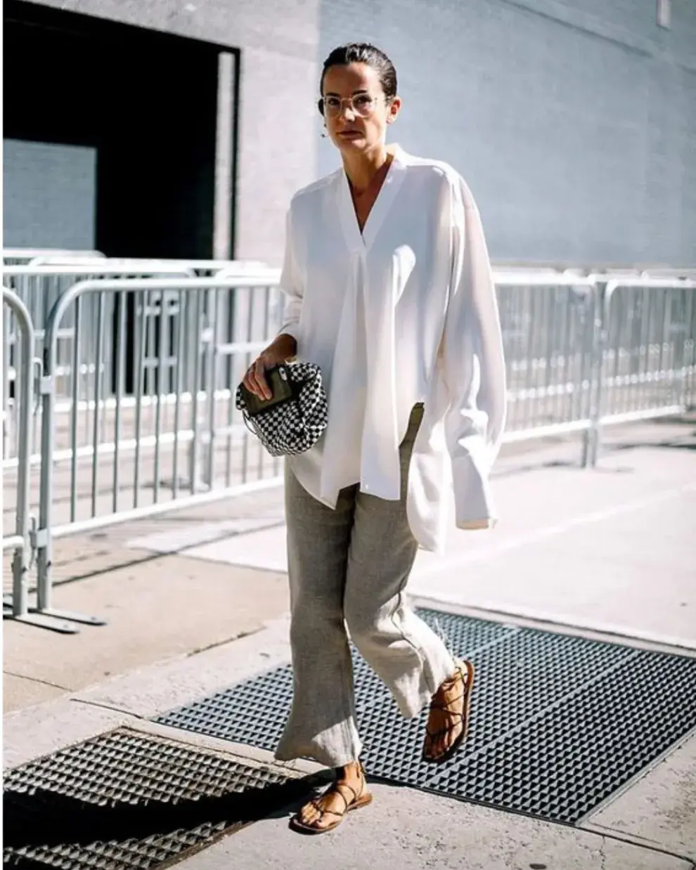 Una mujer en la calle usando un outfit de oficina para el verano.