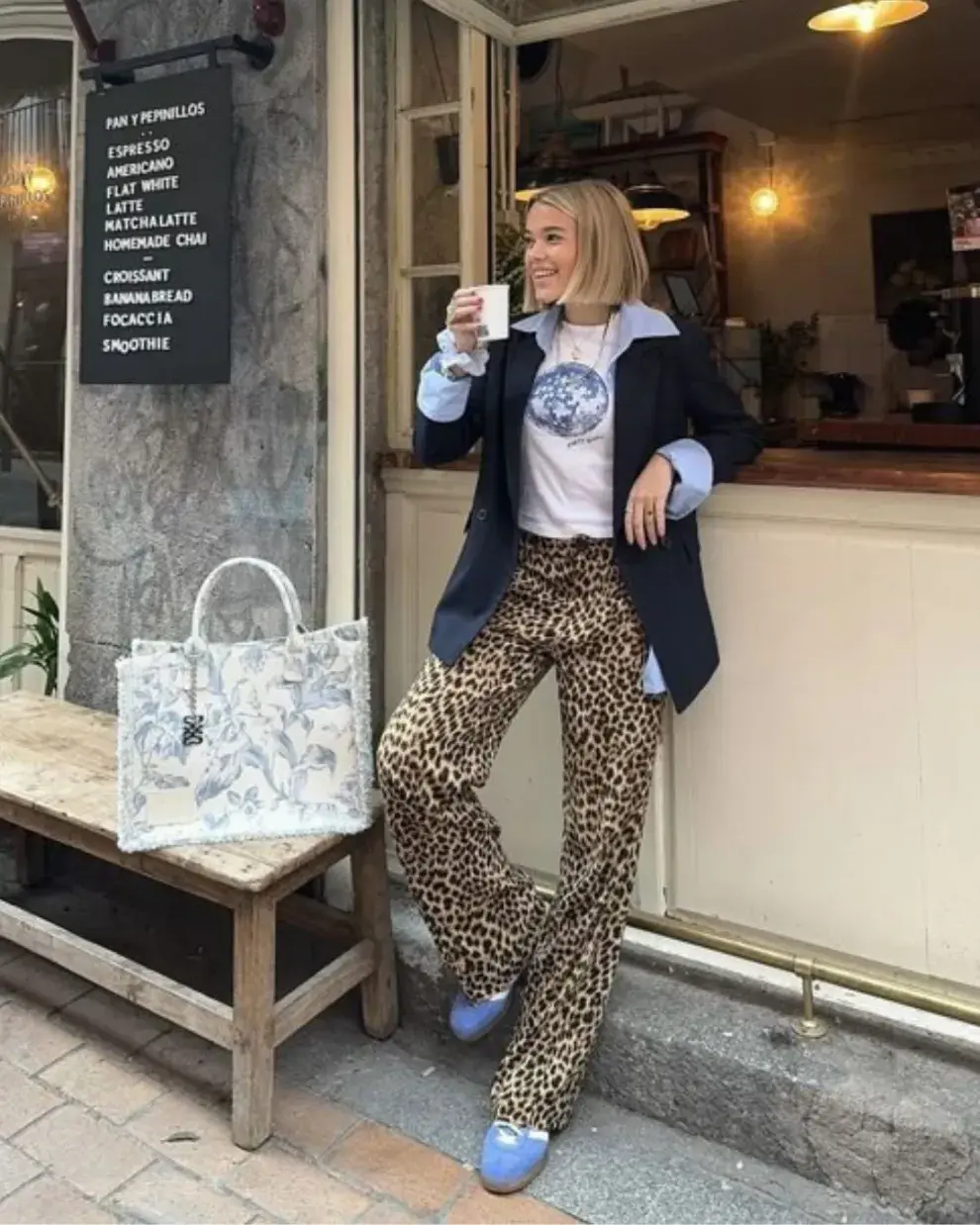 Una mujer en la calle usando un outfit de oficina para el verano.