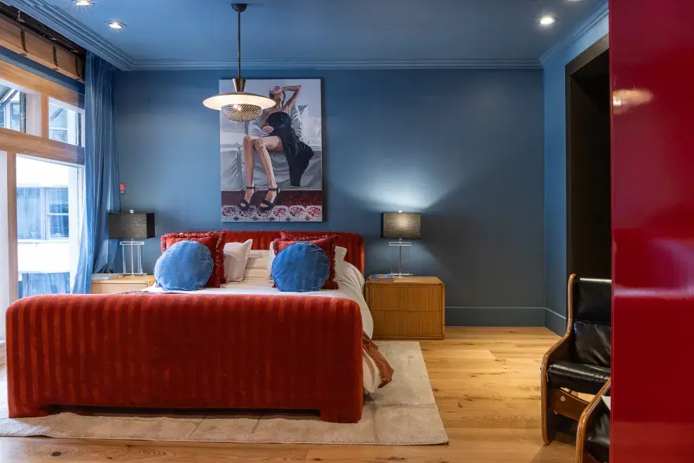 Cuarto colorido con cama roja en Casa FOA 2024