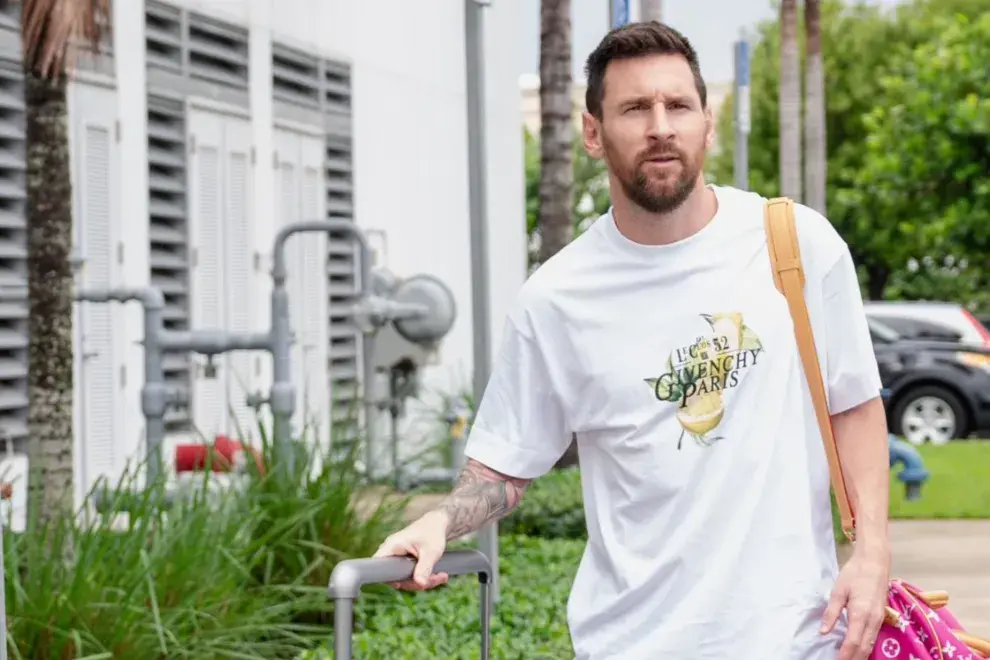 Una foto de Lionel Messi con un bolso de Louis Vuitton.