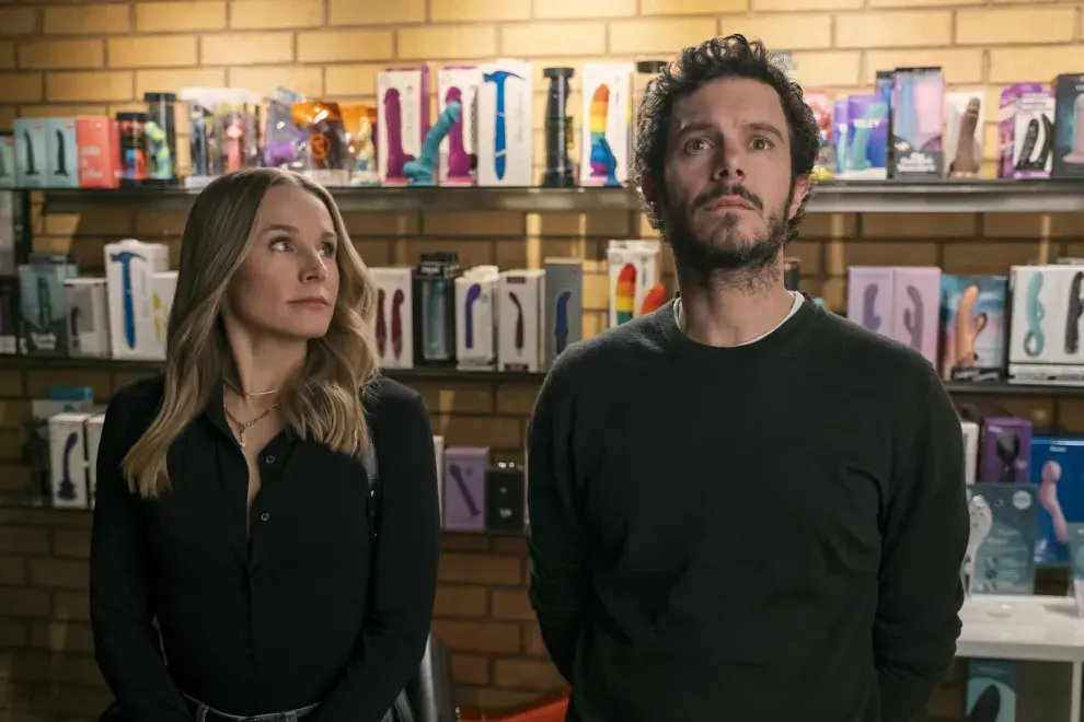 Foto de Kristen Bell y Adam Brody en la serie Nadie quiere esto.