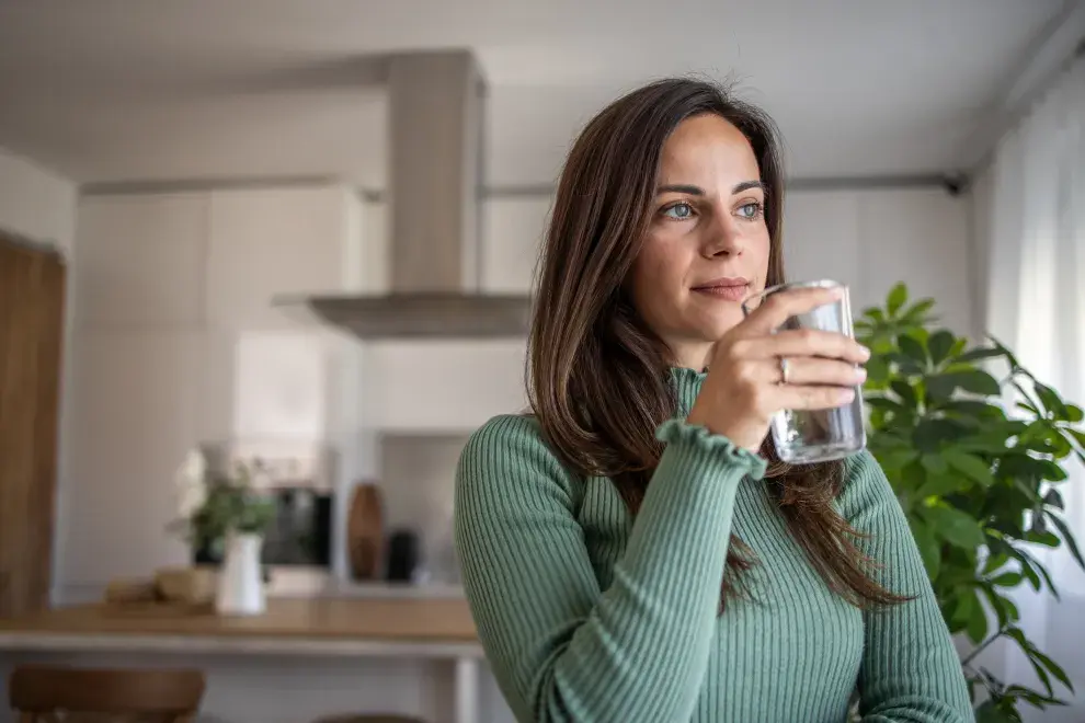 De mínima deberías tomar dos litros de agua por día.