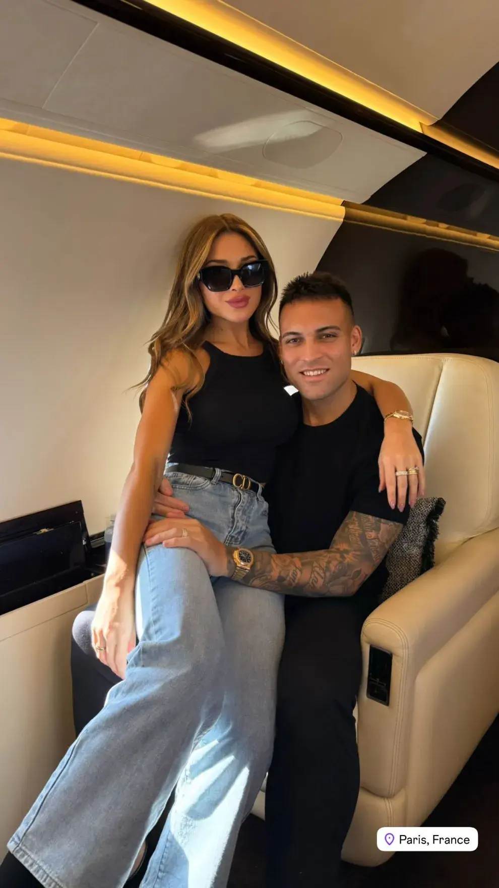 Foto de Agustina Gandolfo y Lautaro Martínez viajando a París para la entrega del Balón de Oro 2024.