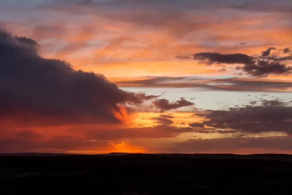 El cielo de Camarones, al rojo vivo.