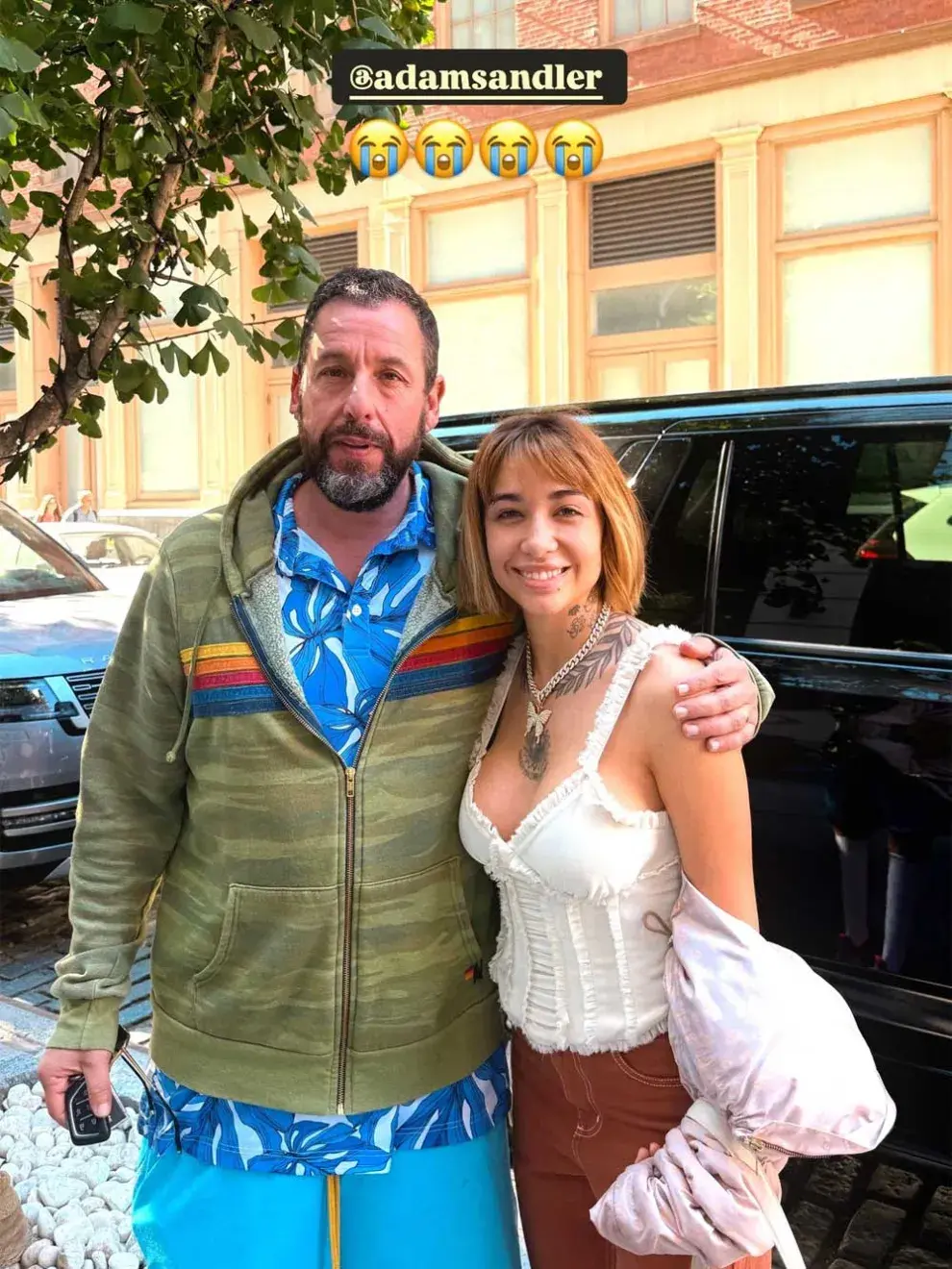 . La artista se cruzó a Adam Sandler en una calle de Nueva York en el marco de su gira mundial y se mostró muy feliz por el encuentro