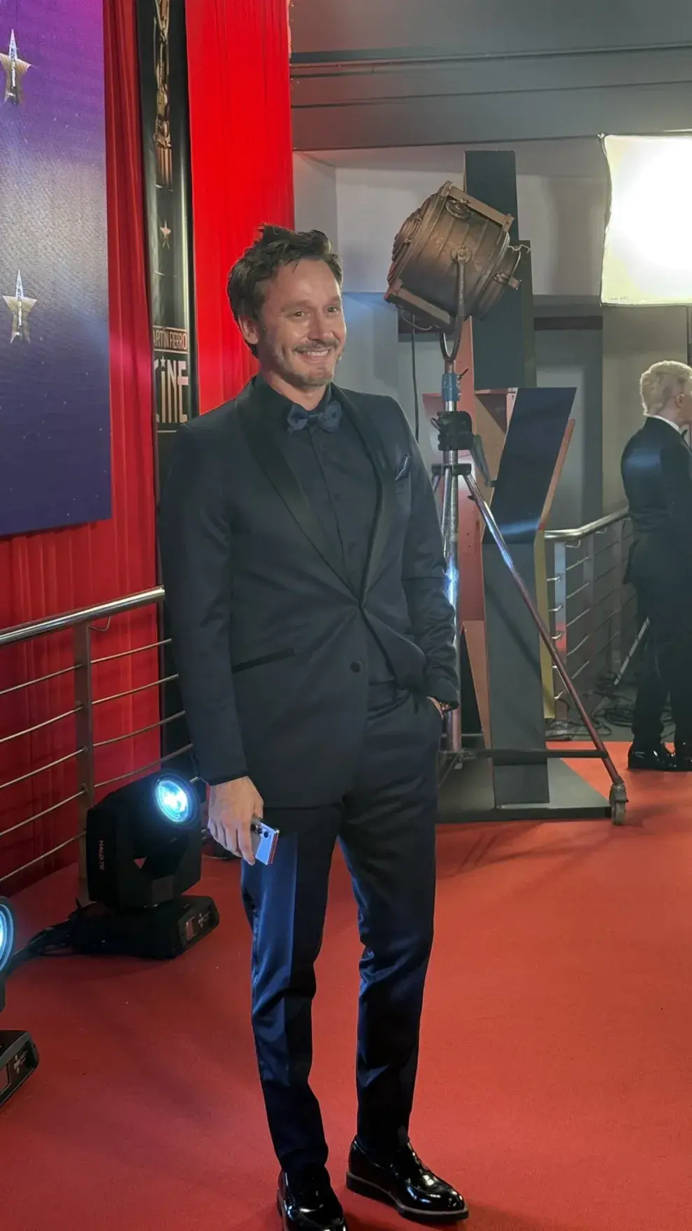 Foto de Benjamín Vicuña en la alfombra roja de los Martín Fierro de Cine.