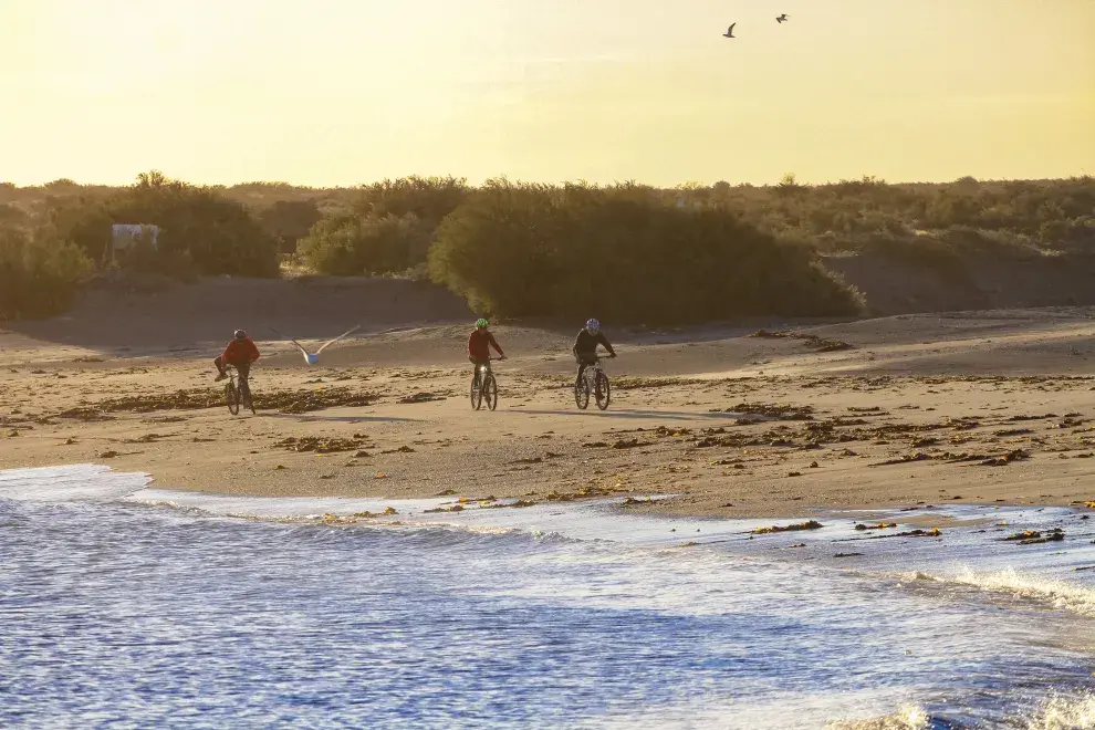 Las bicicleteadas por la orilla son un clásico en este destino de Patagonia.