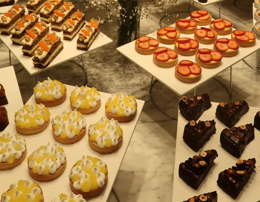 En la estación desayuno vas a encontrar una multitud de distintos tipos de panes y viennoiserie, croissants rellenas, scons e infusiones calientes además de jugos naturales