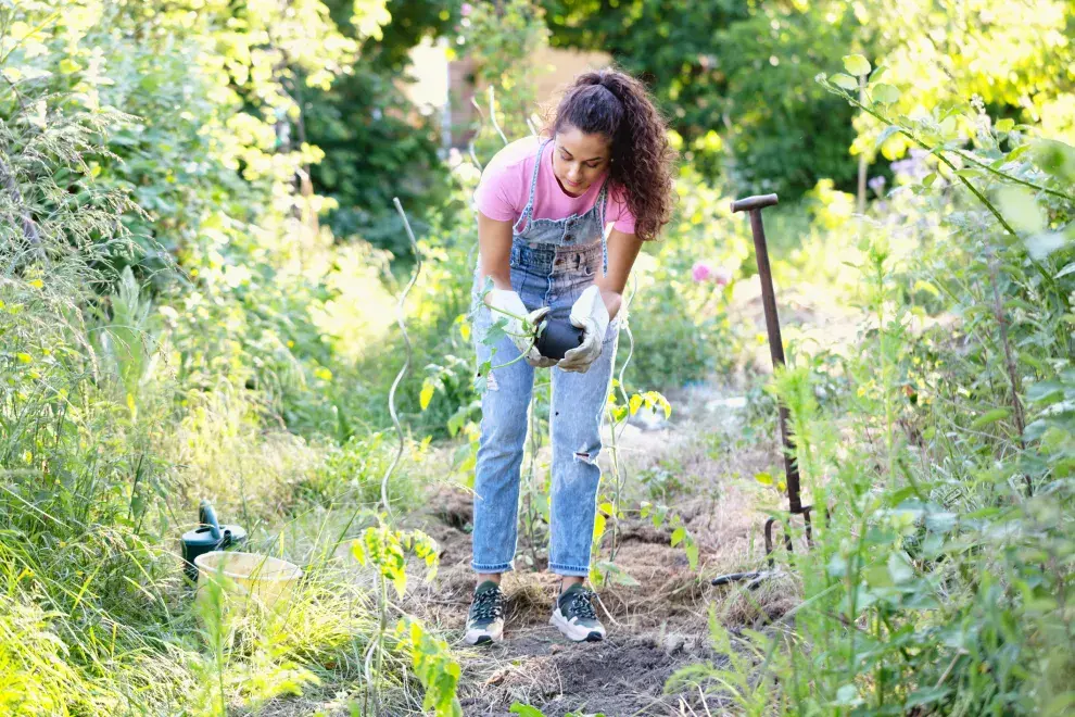 mujer haciendo jardinería