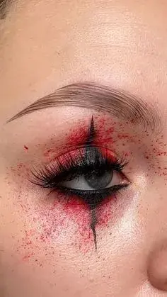 una mujer con maquillaje de halloween