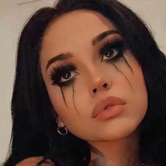 mujer con maquillaje de halloween