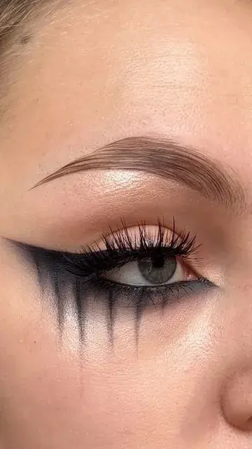 una mujer con maquillaje de halloween