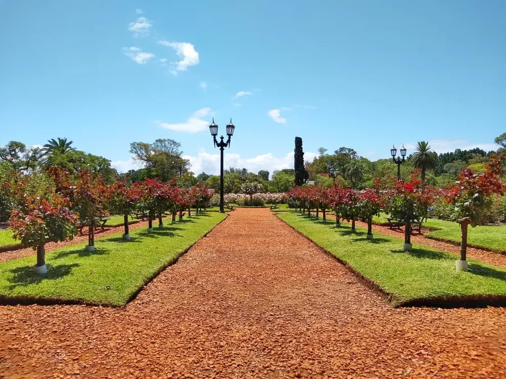 El Rosedal, perteneciente al Parque Tres de Febrero, diseñado por el arquitecto y paisajista Carlos Thays.