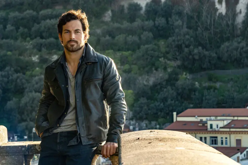 Foto de Giacomo Gianniotti, el actor de Grey's Anatomy que protagoniza Engaño en Netflix.