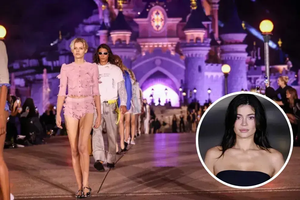 Modelos en el desfile fashion week en el parque de disney