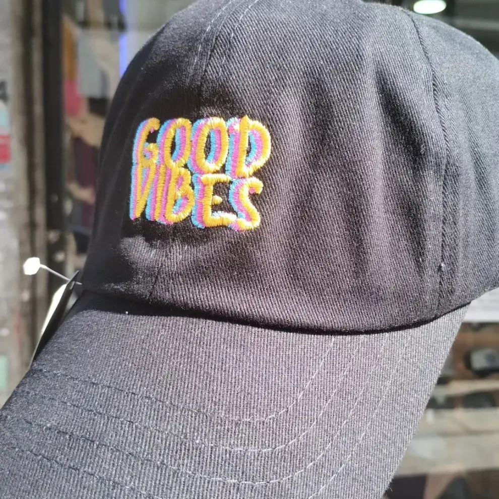 Foto de una gorra deportiva.