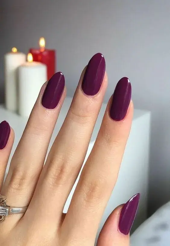 Uñas en color violeta