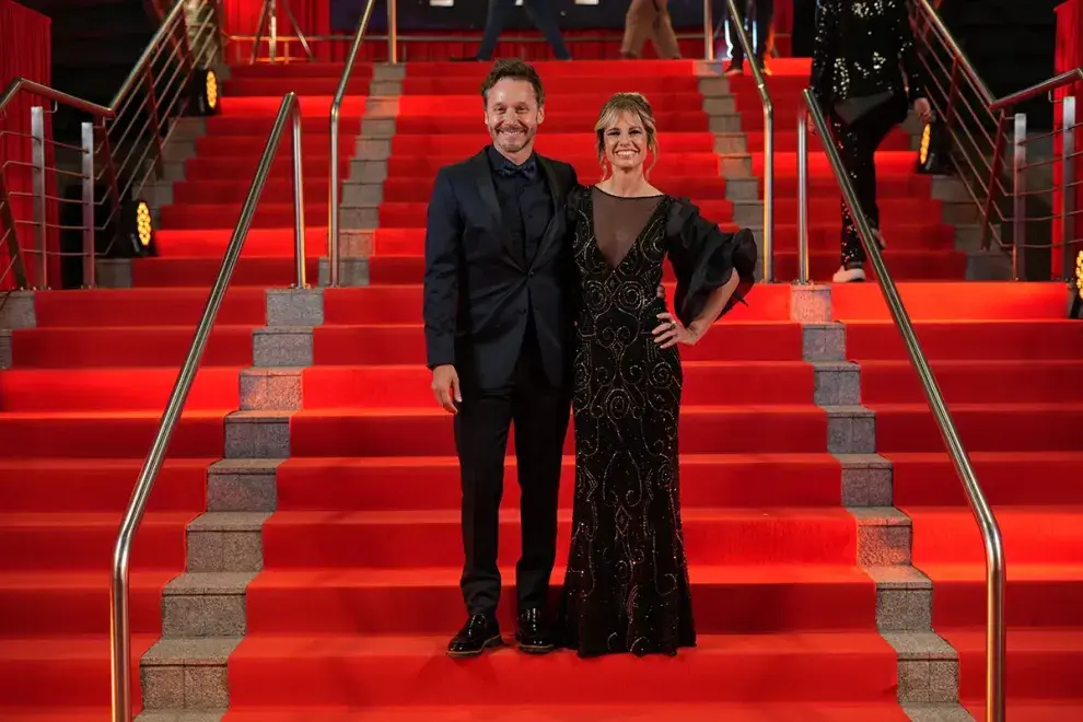 Foto de Benjamín Vicuña y Mariana Fabbiani, los conductores de los Martín Fierro de Cine.