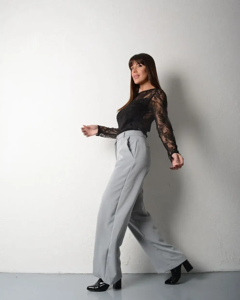Foto de una modelo mujer usando ropa office core de Flores.