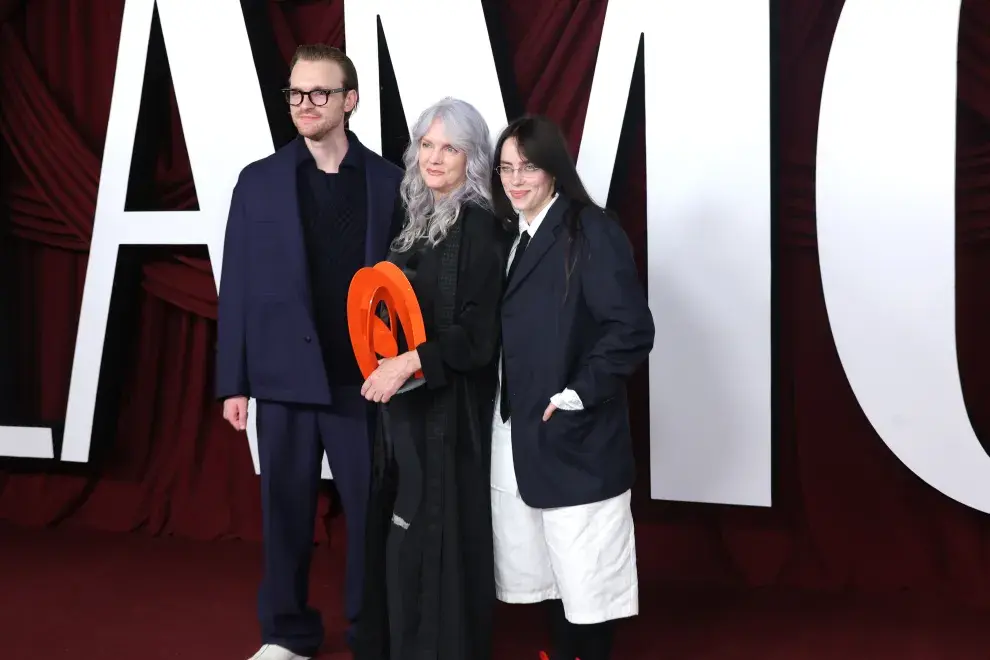 Foto de Finneas O'Connell, Maggie Baird y Billie Eilish en los Premios Mujeres del Año 2024.