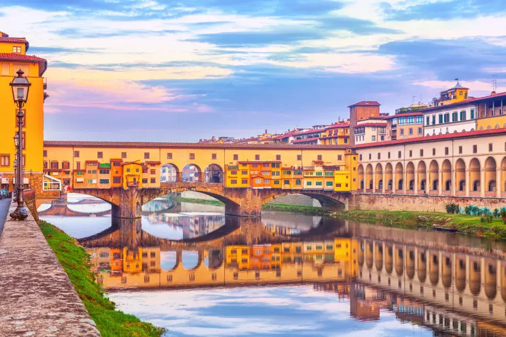 Pasear por el Ponte Vecchio desde el agua debe estar en tu agenda.