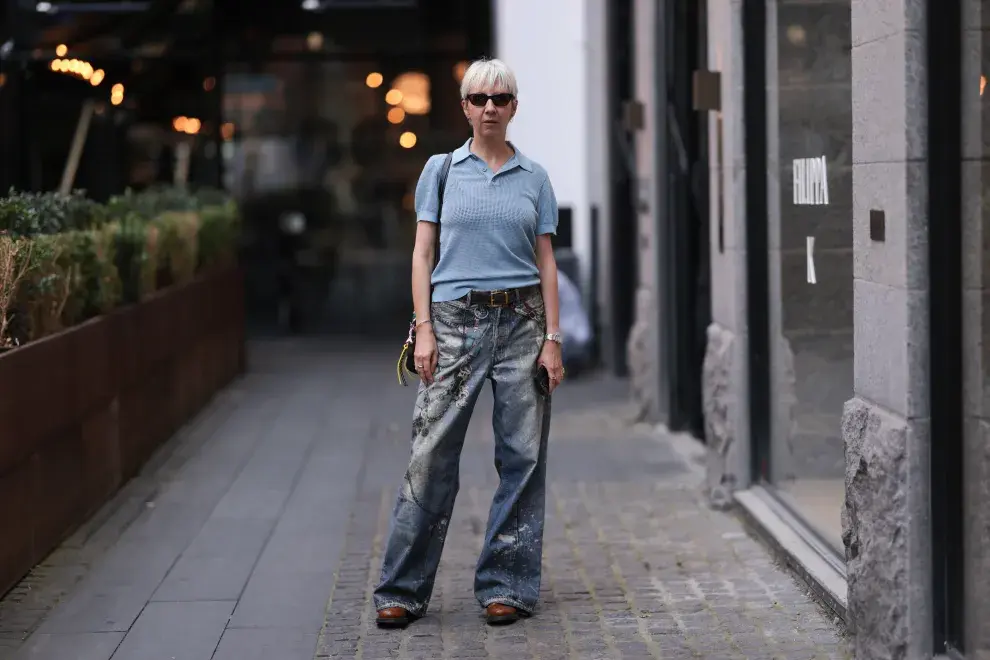 Una mujer posando con un jean estampado