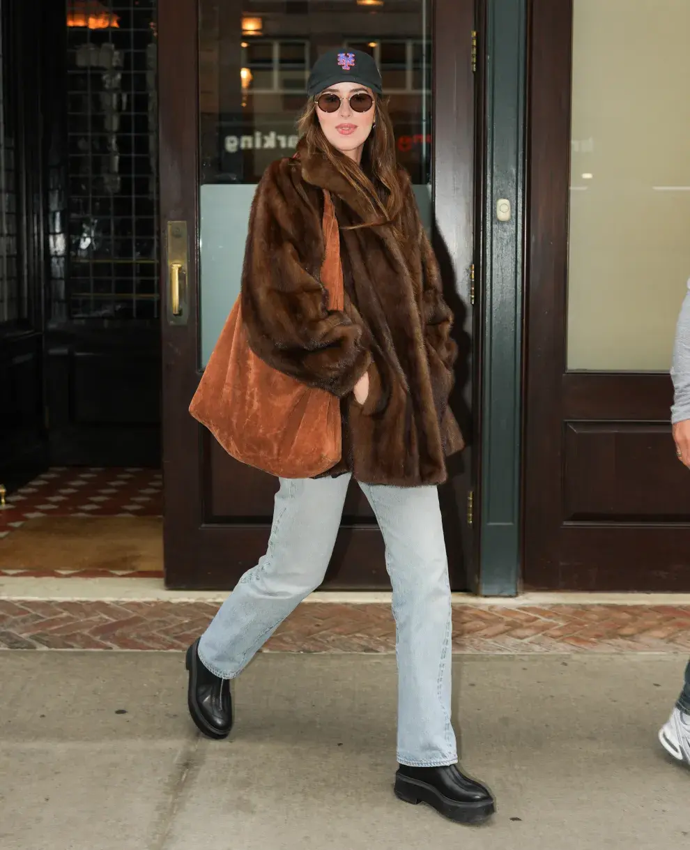 Dakota Johnson caminando por Nueva York