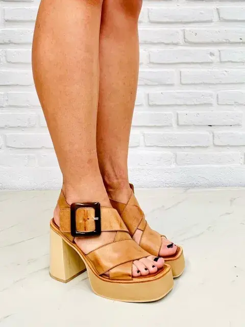 Foto de un par de sandalias con plataformas de madera.