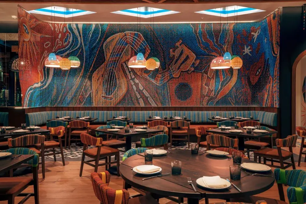 El salón del restaurante Jarana, en Miami, con mesas y sillas.