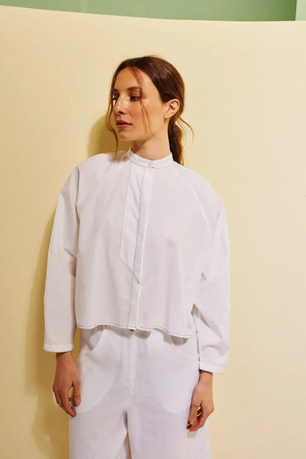 Foto de una modelo mujer usando una camisa blanca.