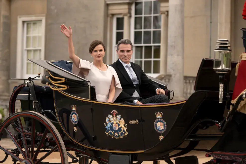 Foto de Keri Russell y Rufus Sewell en La diplomática, la serie éxito de Netflix.